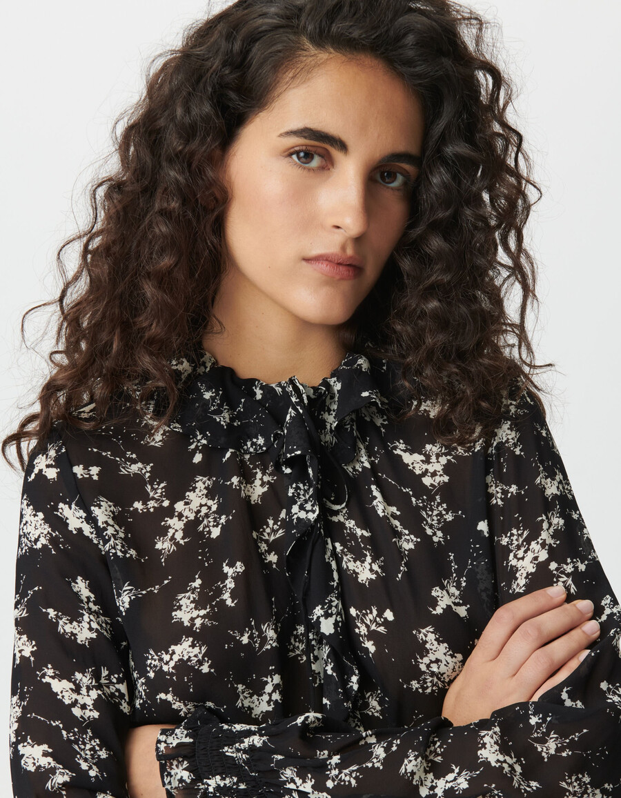 damesblouse van zwarte voile met bloemenprint