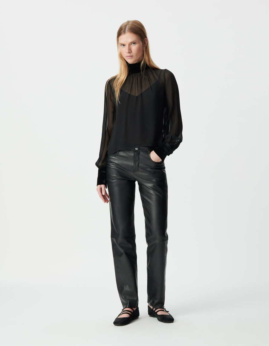 damesblouse van zwarte voile met details van gekreukeld fluweel
