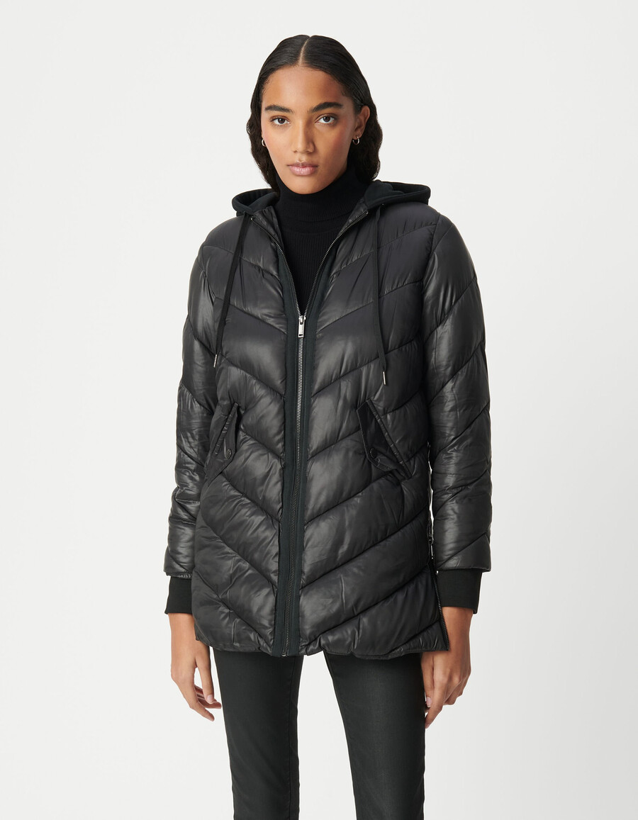 zwarte halflange gewatteerde damesjas met fleece capuchon