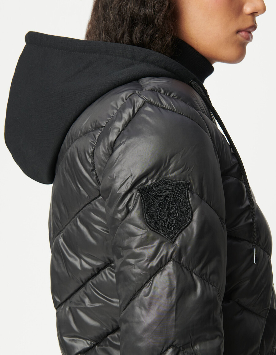 zwarte halflange gewatteerde damesjas met fleece capuchon