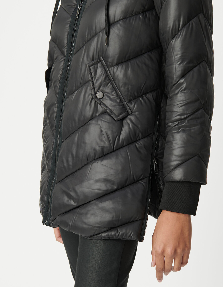 zwarte halflange gewatteerde damesjas met fleece capuchon