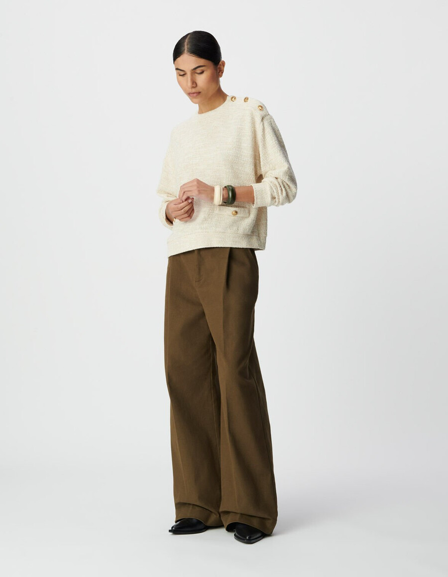 damessweatshirt van beige lurex tweed met knoopsluiting op de schouders.