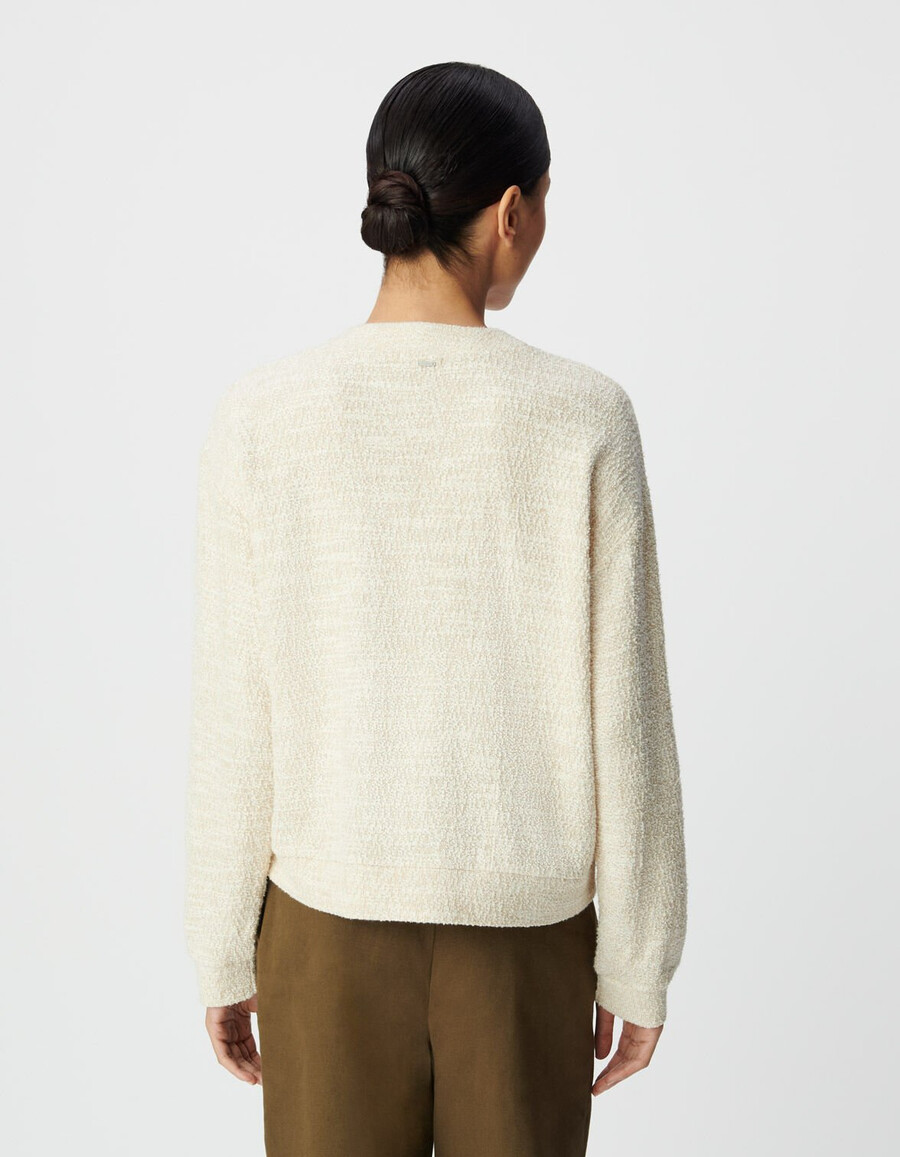 damessweatshirt van beige lurex tweed met knoopsluiting op de schouders.