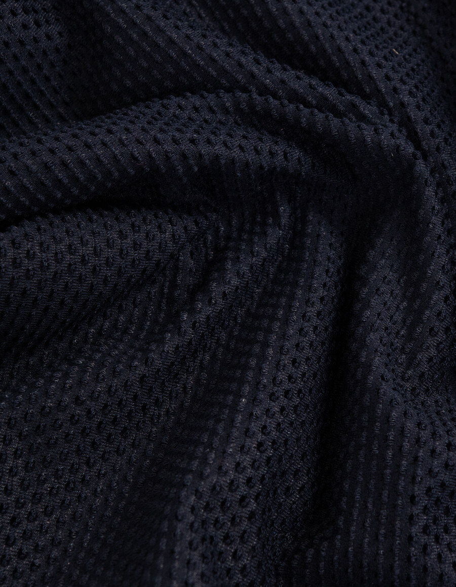 dames t-shirt van marineblauw mesh met reliëf
