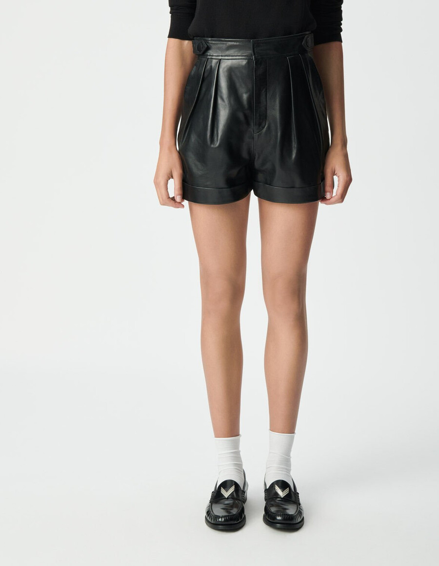 damesshorts van zwart leer met omgeslagen pijpen